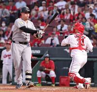 　４回、空振り三振に倒れるリチャード（撮影・市尻達拡）