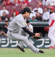 ２回、小園海斗の打球を処理し、投ゴロとする山崎伊織（撮影・市尻達拡）