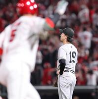 　６回、小園に右越え満塁本塁打を浴び立ち尽くす山崎（撮影・市尻達拡）