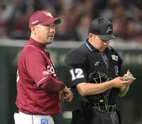 　６回の攻撃を終え、選手交代を告げる三木監督（撮影・伊藤笙子）