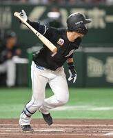 　３回、左前へ適時打を放つ藤原（撮影・伊藤笙子）