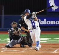 　４回、右前打を放つ牧（撮影・金田祐二）