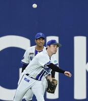 　４回、大山の打球を三塁へ好送球する佐野（撮影・田中太一）