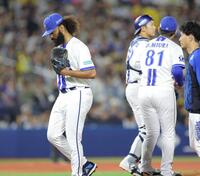 　７回、満塁のピンチで降板するジャクソン（左）＝撮影・西岡正