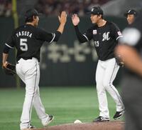 　９回を抑え、プロ初セーブを挙げた木村（右）＝撮影・伊藤笙子