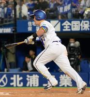 　８回、牧が中前に先制打を放つ