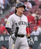 　２回、空振り三振に倒れ、表情を曇らせる甲斐（撮影・市尻達拡）