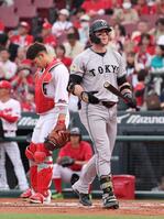 　２回、見逃し三振に倒れ、ベンチに戻るキャベッジ（撮影・市尻達拡）