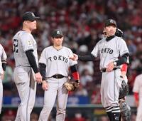 　８回、投手交代を告げる阿部監督（撮影・市尻達拡）