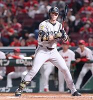 　５回、押し出し四球を選ぶキャベッジ（撮影・市尻達拡）