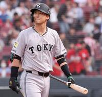 　３回、好機で空振り三振に倒れ、唇をかむ吉川（撮影・市尻達拡）