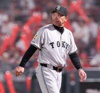 　７回の攻撃を終え、選手交代を告げる阿部監督（撮影・市尻達拡）