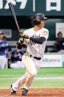 　２回、柳町が中前に先制打を放つ