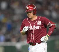 　５回、左飛に倒れた浅村（撮影・伊藤笙子）