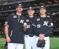 　来日初勝利のサモンズ（左）、プロ初セーブを挙げた木村（右）をねぎらう吉井監督（撮影・伊藤笙子）