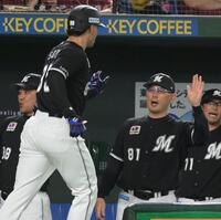 　６回、左越えソロを放ったソト（左）を迎える吉井監督（撮影・伊藤笙子）