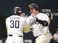 　６回、２ランを放ち佐藤直に迎えられる山川