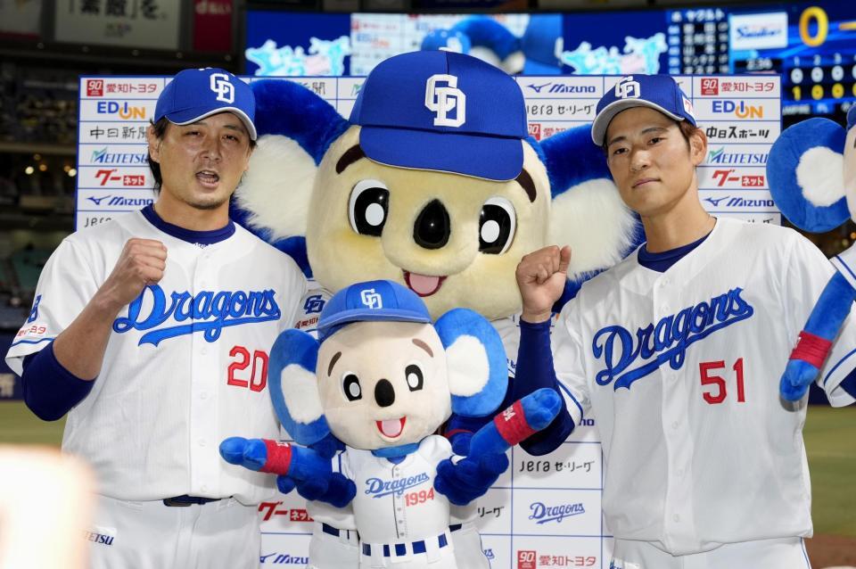 　ヤクルトに勝利し、お立ち台でポーズをとる涌井（左）と上林