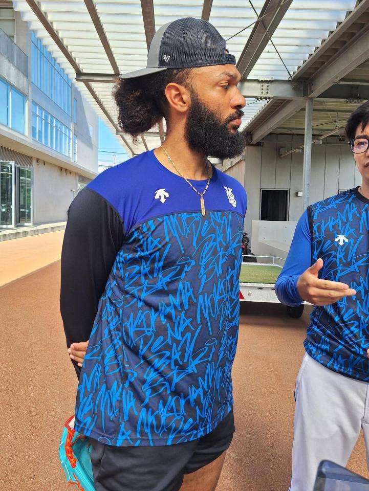 　取材に応じるジャクソン