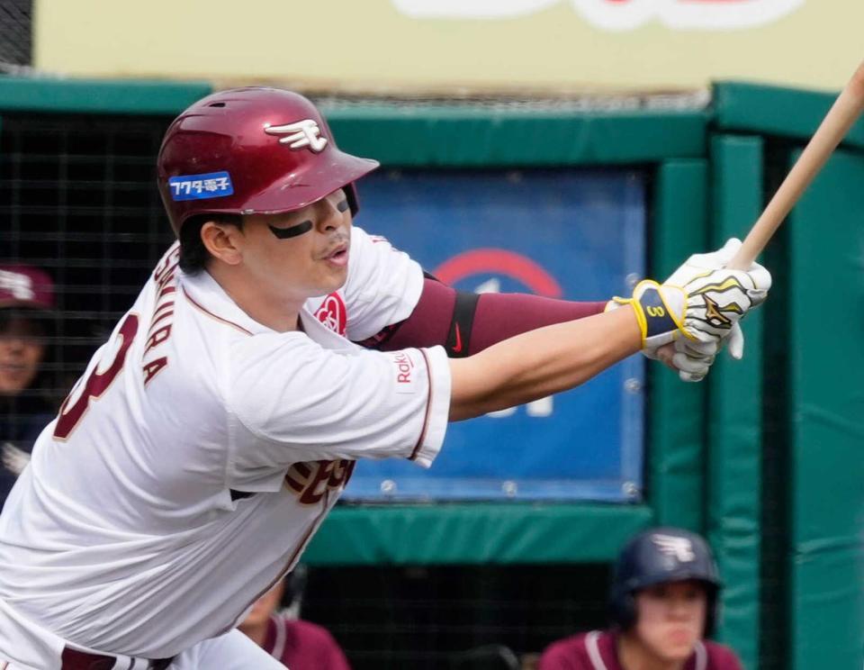 　５回、この試合３安打目となる適時打を放つ浅村