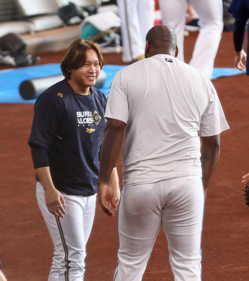 　試合前、レイエス（右）と談笑する宮城（撮影・中島達哉）