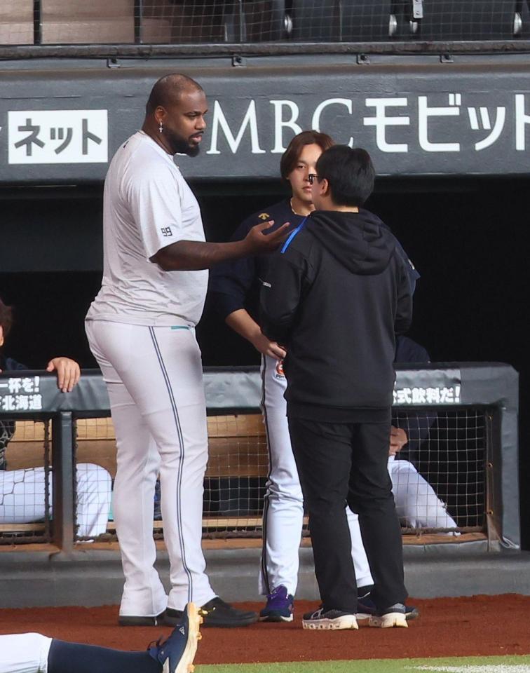 　試合前、宮城（奥）と話をするレイエス（左）＝撮影・中島達哉