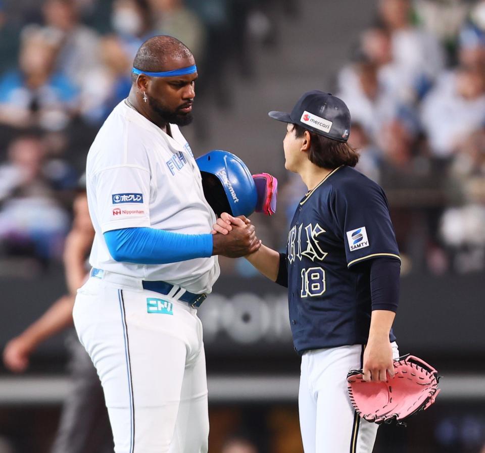 　４回終わりに宮城（右）とがっちり手を組むレイエス＝１４日