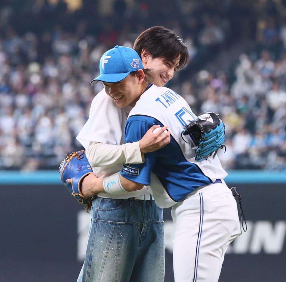 　ファーストピッチセレモニーに登場し、田宮（右）と抱き合う中島健人（撮影・中島達哉）