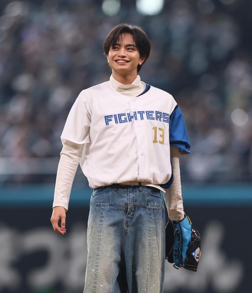 　ファーストピッチセレモニーに登場し、笑顔を見せる中島健人（撮影・中島達哉）
