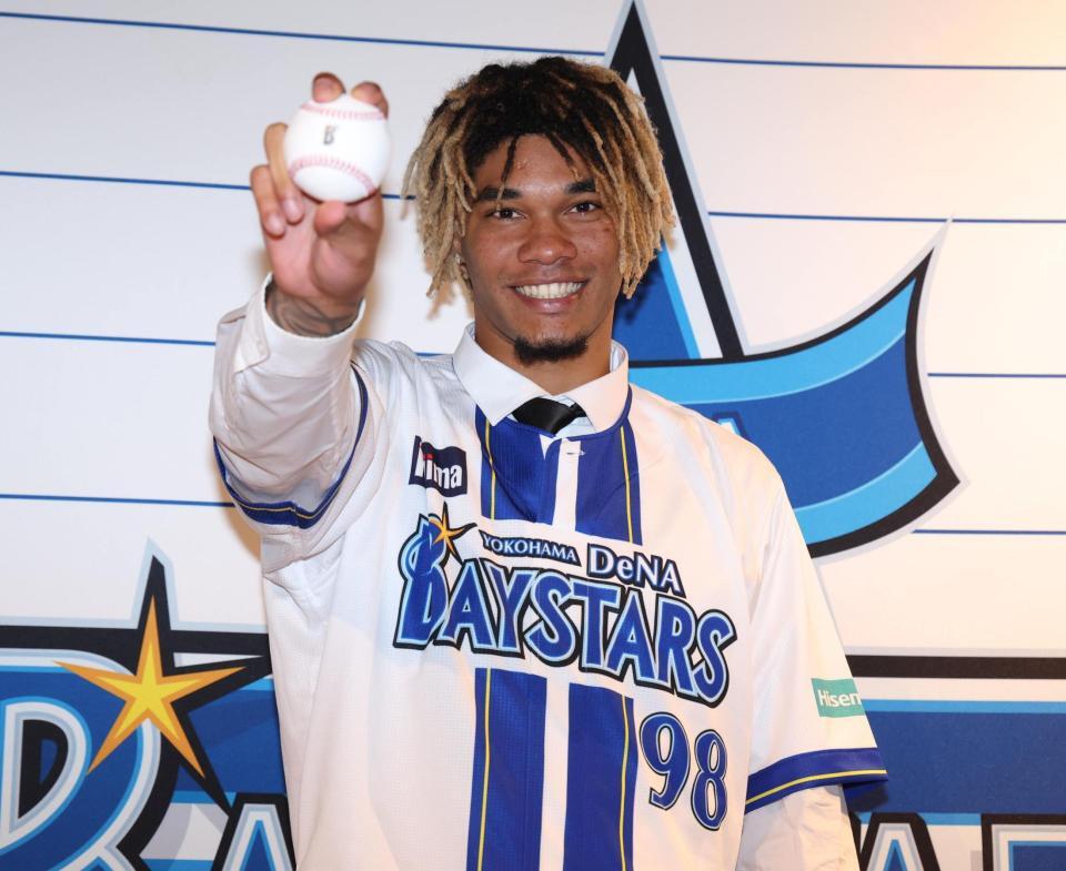 　支配下登録され笑顔のマルセリーノ（撮影・金田祐二）