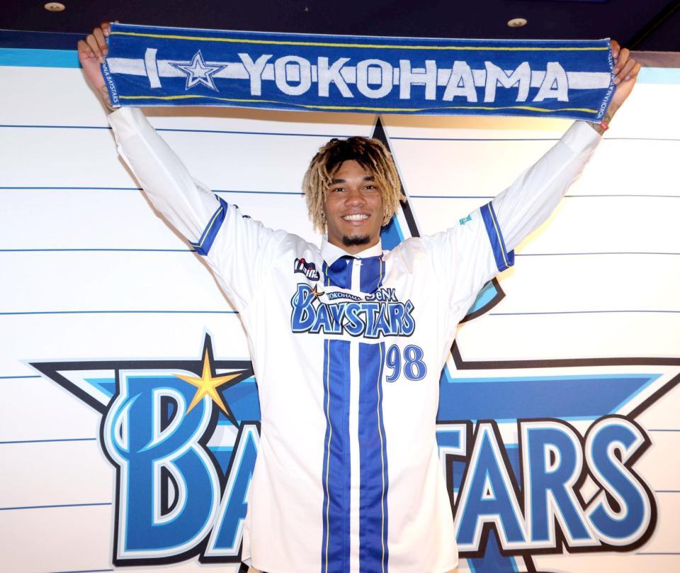 　支配下登録され笑顔のマルセリーノ（撮影・金田祐二）