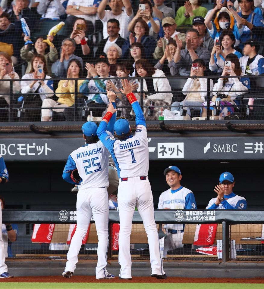 　連続救援登板の日本記録を樹立した宮西（左）をたたえる新庄監督（撮影・中島達哉）