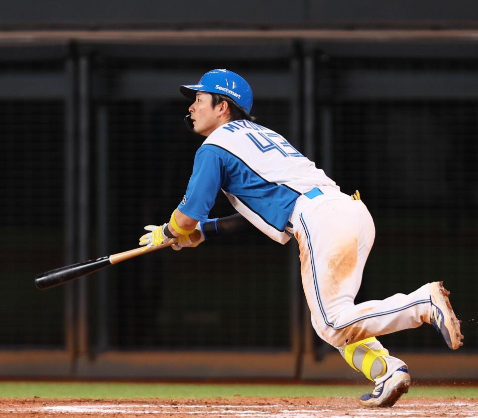 　８回、２点適時二塁打を放つ水野（撮影・中島達哉）