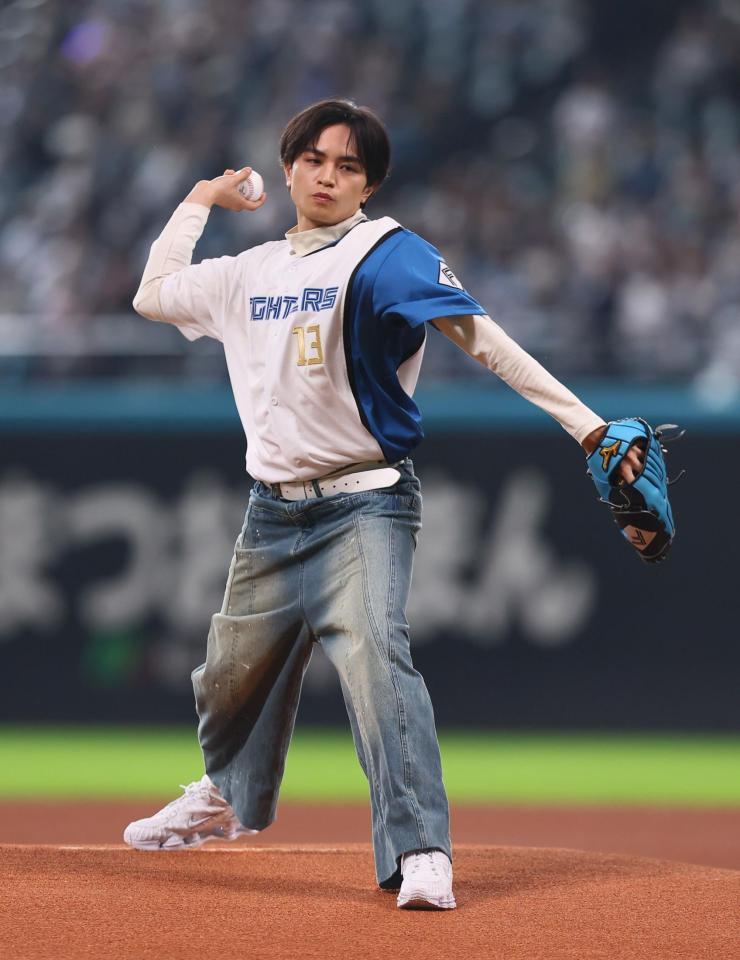 　ファーストピッチセレモニーで投球する中島健人（撮影・中島達哉）