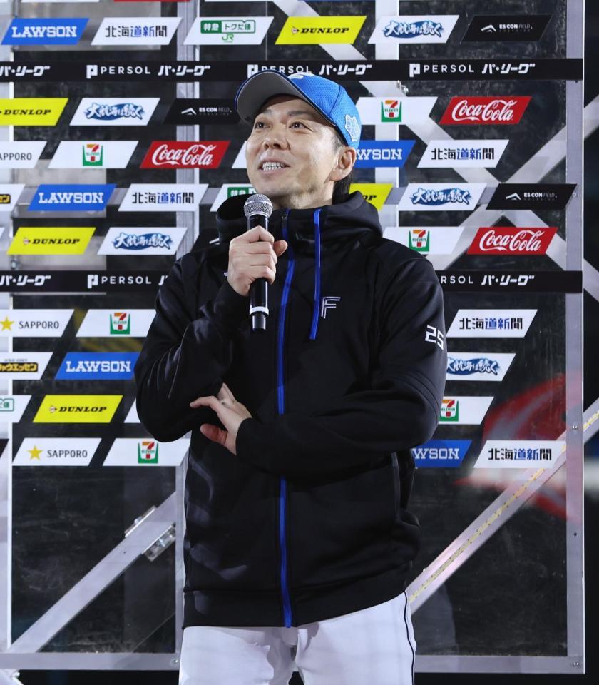 　インタビュアーの中島健人から質問を受ける宮西（撮影・中島達哉）