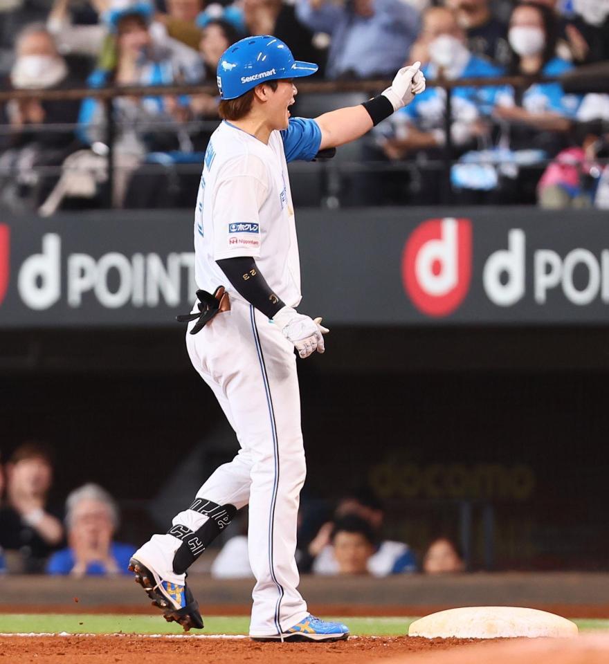 　８回、適時打を放ち、ほえる伏見（撮影・中島達哉）