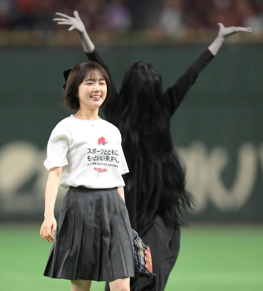 　セレモニアルピッチを終え、マウンドを降りるなえなの（手前）と後ろからついてくる霊（撮影・伊藤笙子）