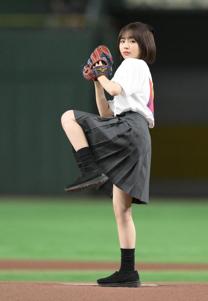 　セレモニアルピッチに登場したなえなの（撮影・伊藤笙子）