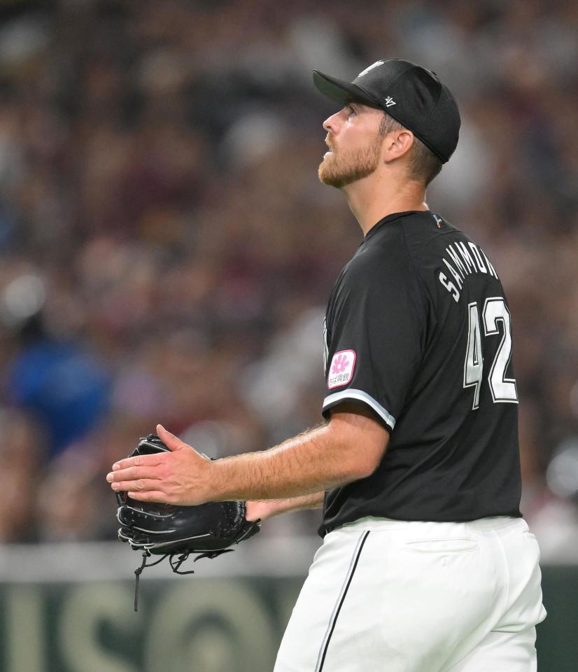 　４回を投げ終え、グラブをたたくサモンズ（撮影・伊藤笙子）