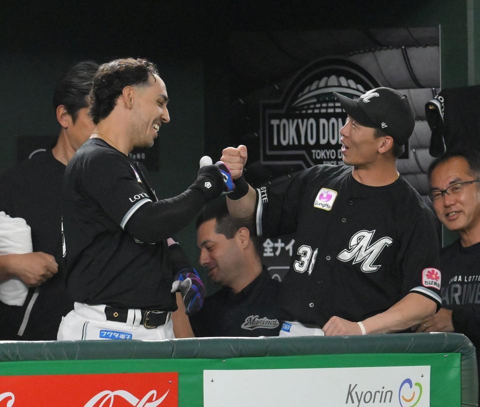 　６回、左越えソロを放ち、高部（右）とグータッチするソト（撮影・伊藤笙子）