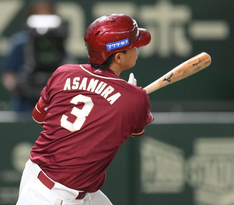 　７回、左前へ適時打を放つ浅村（撮影・伊藤笙子）