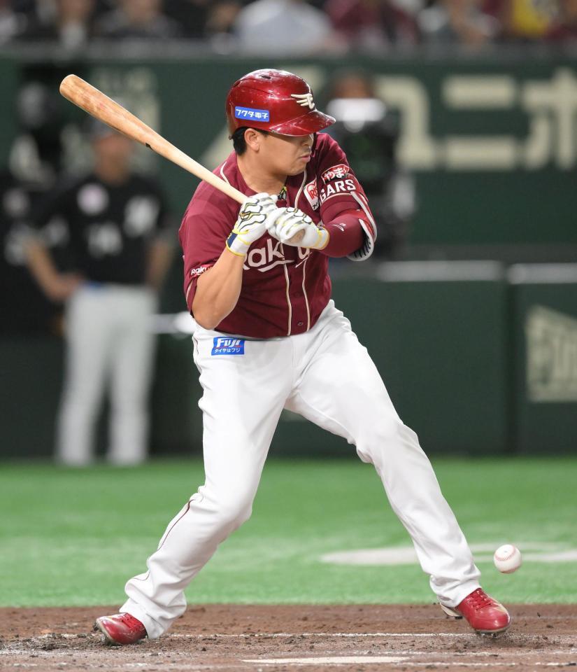 　３回、左足に死球を受ける浅村（撮影・伊藤笙子）