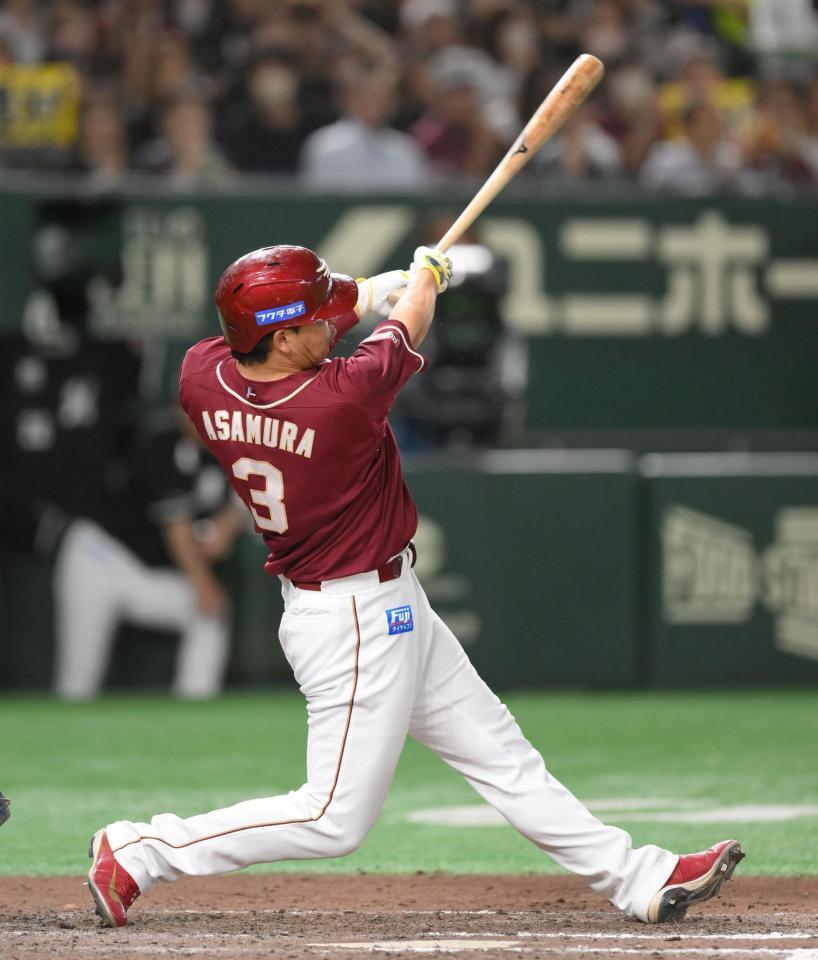 　７回、左前へ適時打を放つ浅村（撮影・伊藤笙子）