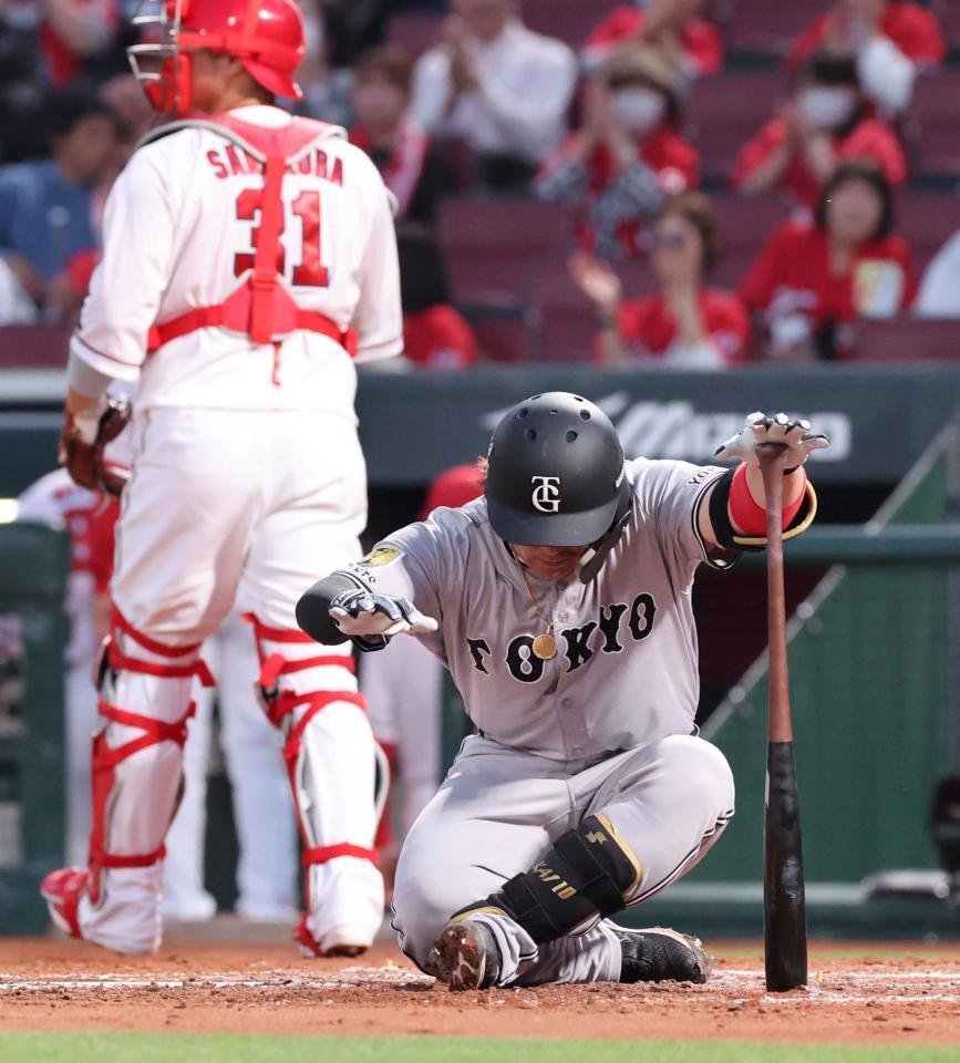 　４回、空振り三振に倒れ、グラウンドに座り込む甲斐（撮影・市尻達拡）