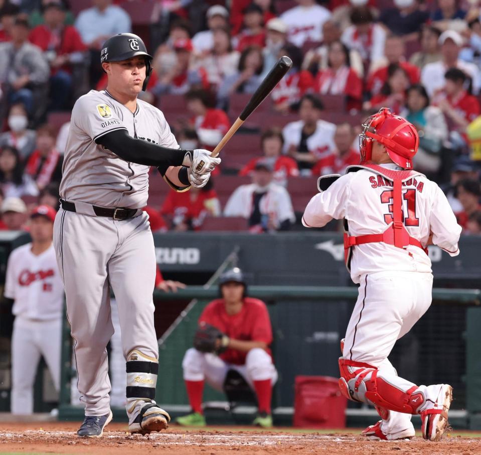 　４回、空振り三振に倒れるリチャード（撮影・市尻達拡）