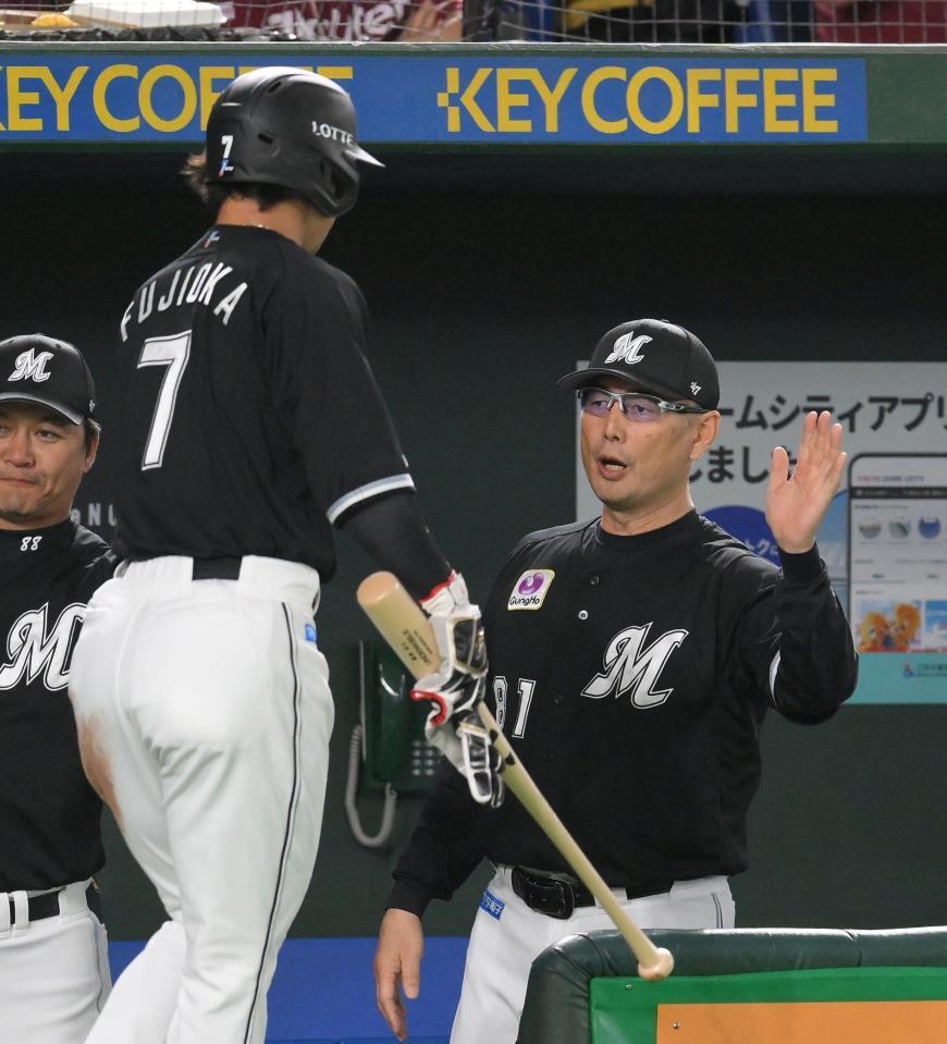 　１回、藤原の先制打で生還した藤岡（左）を迎える吉井監督（撮影・伊藤笙子）