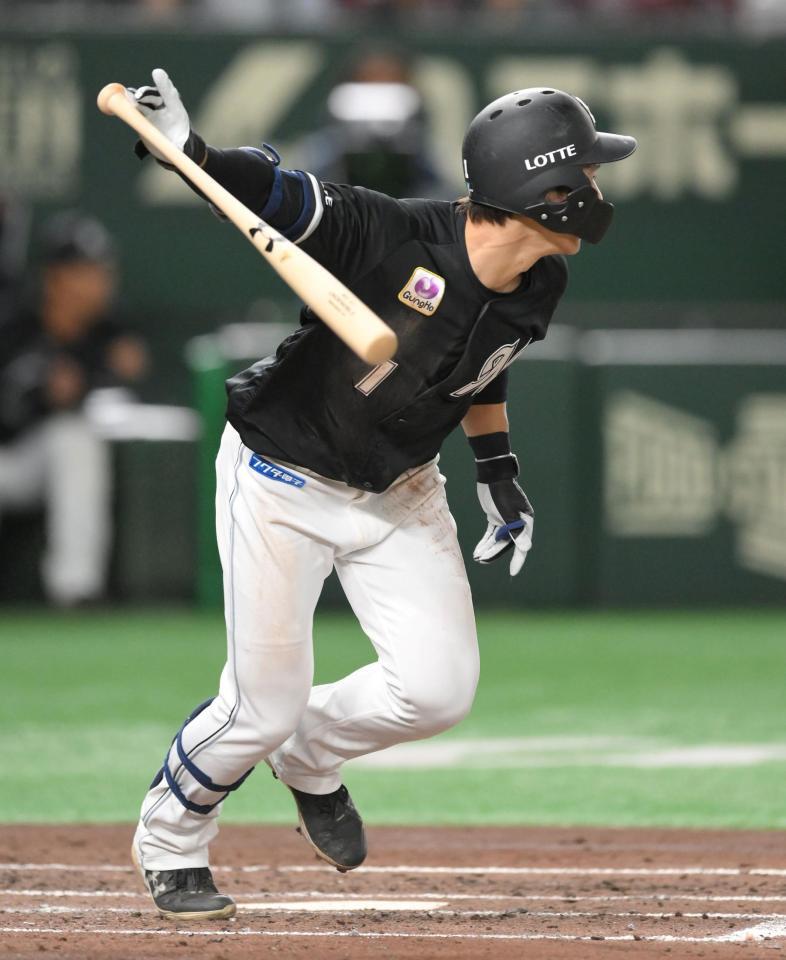 　３回、左前へ適時打を放つ藤原（撮影・伊藤笙子）