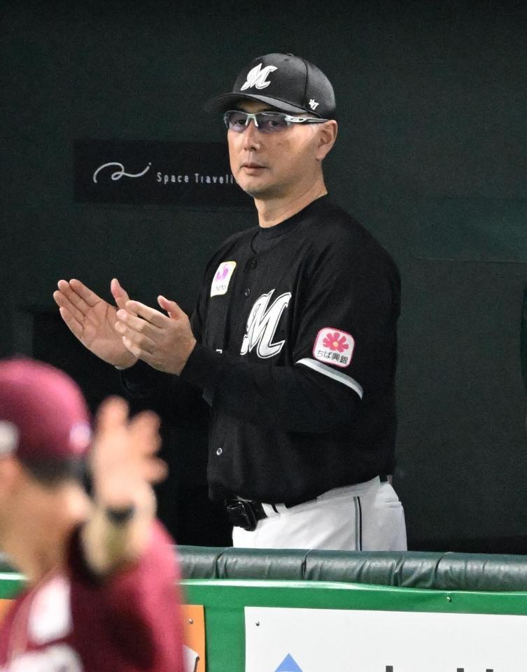 　７回、戦況を見守る吉井監督