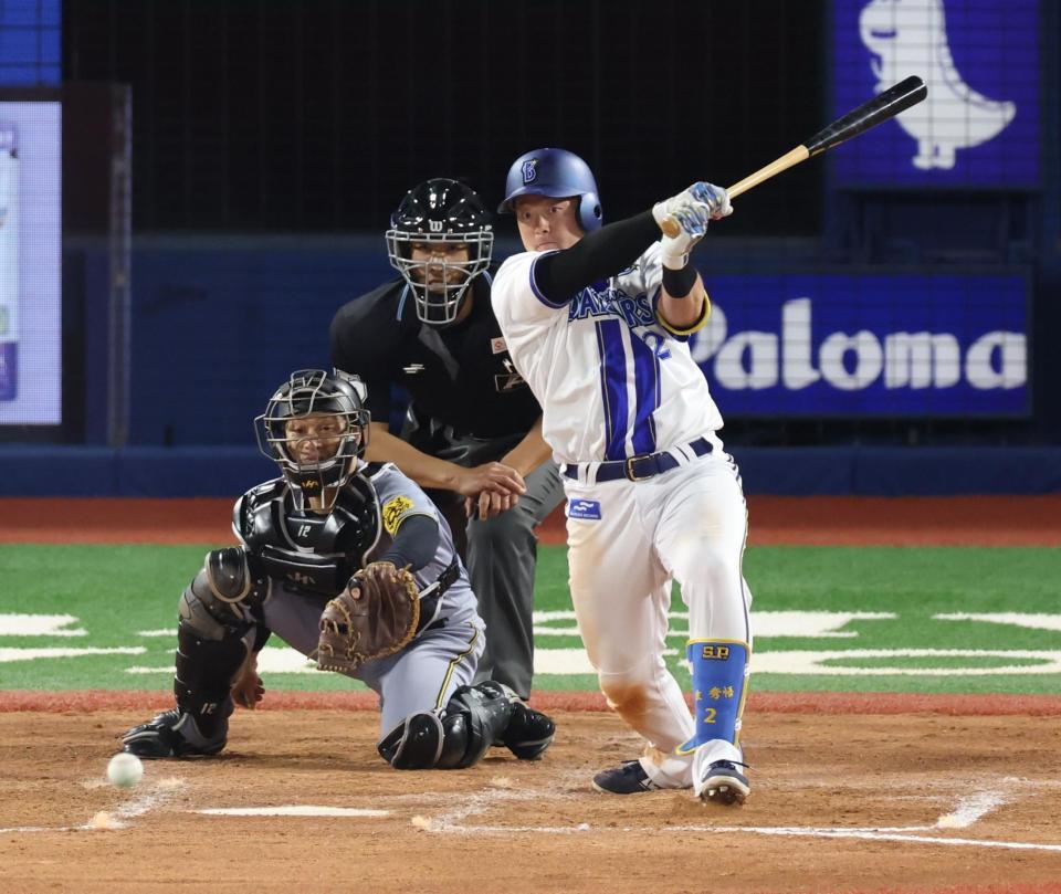 　８回、中前に適時打を放つ牧（撮影・金田祐二）