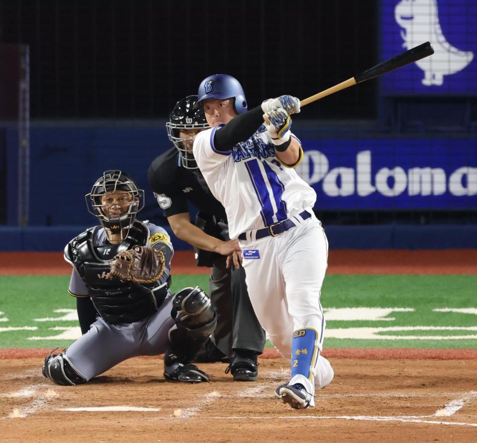 　４回、右前打を放つ牧（撮影・金田祐二）
